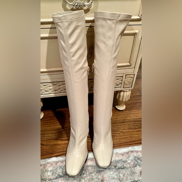 EUC Public Desire “Caryn” Ultimate 70’s “Go-Go Boot” in a Creamy Off-White Sz 6 - Picture 3 of 13